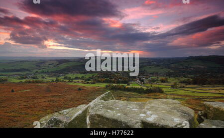 Sonnenuntergang über den Derwent Valley, Derbyshire gesehen von einem Gritstone Felsvorsprung Baslow hochkant, Peak District National Park UK-Oktober Stockfoto