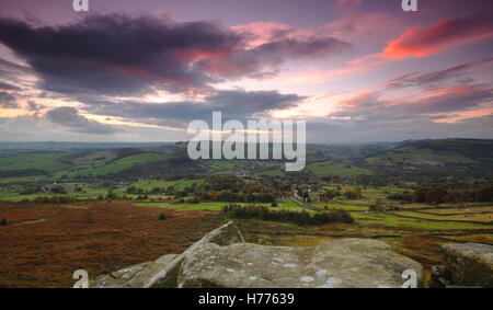 Sonnenuntergang über den Derwent Valley, Derbyshire gesehen von einem Gritstone Felsvorsprung Baslow hochkant, Peak District National Park UK-Oktober Stockfoto