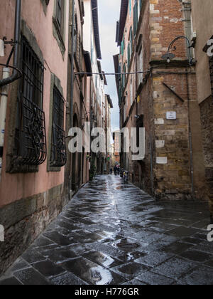 Gasse in der Altstadt an einem regnerischen Tag. Lucca, Toskana, Italien. Stockfoto