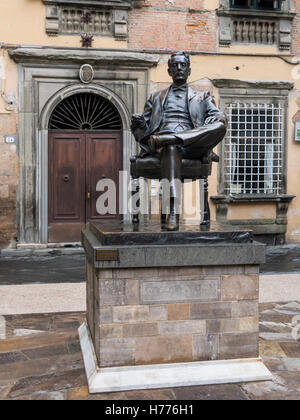 Statue des italienischen Komponisten Giacomo Puccini in seiner Heimatstadt von Lucca, Tuscany/Toscana, Italien. Skulptur von Vito Tongiani 1994. Stockfoto