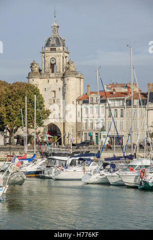 LA ROCHELLE, Frankreich - 03. Oktober: Die Porte De La Grosse Horloge am alten Hafen (Vieux Port) von La Rochelle, Frankreich im Oktober Stockfoto