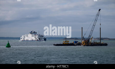 Eine Wightlink Autofähre und ein lastkahn Navigieren im Kanal Ansätze für Portsmouth Harbour in den Solent Stockfoto