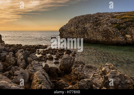 Gebrochene Küste, Virgen del Mar, Santander, Kantabrien, Spanien, Europa. Stockfoto