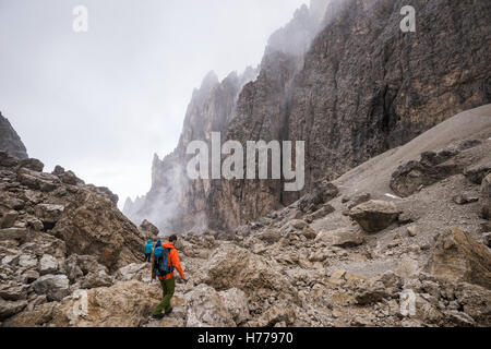 Drei Menschen wandern in den Dolomiten, Val Gardena, Südtirol, Italien Stockfoto