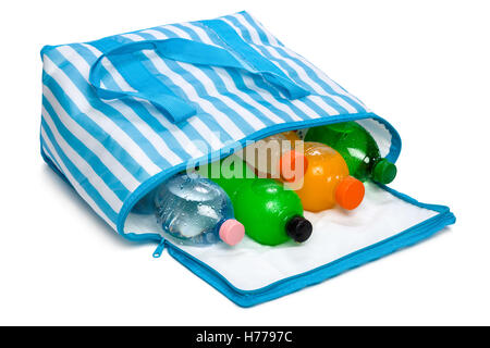 Offen liegende blau gestreiften Kühltasche mit fünf Flasche kühle Getränke Stockfoto