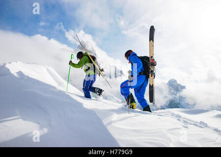 Zwei Skifahrer Wandern in den Dolomiten mit Skiern auf dem Rücken, Südtirol, Italien Stockfoto