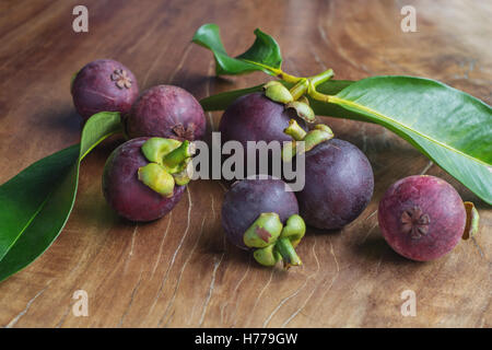 Mangostan-Frucht auf einem Holztisch Stockfoto