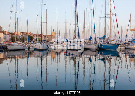 Die Boote sind in Marina, La ciotat, Bouches-du-Rhone , Provence-Alpes-Cote d'Azur, Frankreich, vertäut Stockfoto