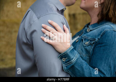 Nahaufnahme von einem Brautpaar küssen Stockfoto