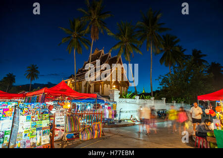 Die Hmong-Nachtmarkt mit Haw Pha Bang Tempel im Hintergrund in zentralen Luang Prabang. Stockfoto