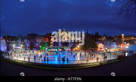 Edinburgh Hogmanay Weihnachten Princes Gardens Festival ice skating Lichter und Kirmes Stockfoto