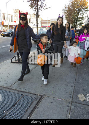Halloween in Bensonhurst Abschnitt von Brooklyn, New York, 2016. Stockfoto