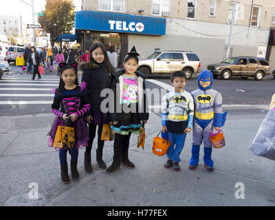 Chinesische Kinder treating an Halloween in Bensonhurst Abschnitt von Brooklyn, New York, 2016. Stockfoto