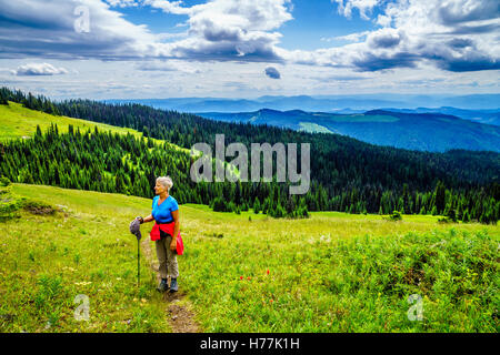 Ältere Frau auf eine Wanderung zum Tod Berggipfel in den Shuswap Highlands of Central British Columbia, Kanada Stockfoto