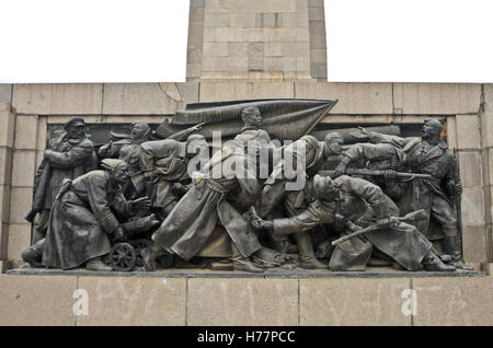 Denkmal der sowjetischen Armee. Sofia, Bulgarien. Sekundäre Skulpturkomposition. Stockfoto