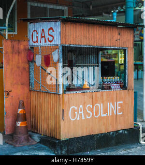 Stand mit Benzin in Glasflaschen. Tankstelle in Thailand Stockfoto