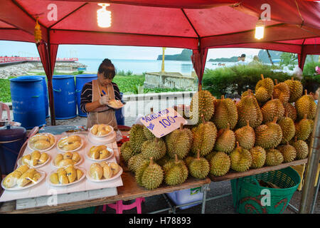 Frische Durian in der Nacht Markt, Prachuap Khiri Khan, Thailand Stockfoto