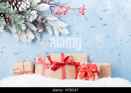 Weihnachten Hintergrund mit Geschenk-Boxen und Schnee Tanne vor Steinmauer mit Textfreiraum Stockfoto