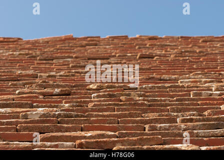 Alte rote Dachziegel Closeup und blauer Himmel als Hintergrund. Phikardou (Fikardou) Dorf. Zypern. Stockfoto