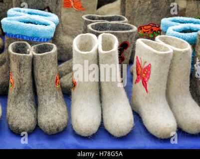 Warme Stiefel aus Filz (Gummistiefel) für Kinder in den Winter im Freien gemacht. Auf der Messe verkauft. Stockfoto