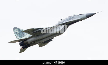 LEEUWARDEN, Niederlande - 10. Juni 2016: Slowakische Luftwaffe MiG-29 Fulcrum während einer Demonstration auf dem königlichen Niederlande-Air Stockfoto