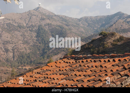 Alte rote Dachziegel mit auf das Troodos-Gebirge. Lazanias Dorf. Zypern. Stockfoto