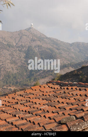 Alte rote Dachziegel mit auf das Troodos-Gebirge. Lazanias Dorf. Zypern. Stockfoto