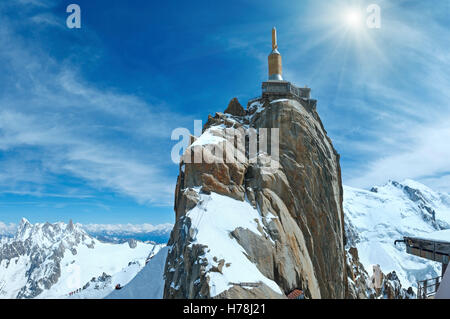 Sonniger Bergstation Aiguille du Midi in Chamonix, Frankreich. Alle Völker ist nicht erkennbar. Stockfoto