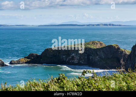 Carrick Island verbunden Schafe Insel an der Küste von Antrim durch die Carrick eine Rede Seilbrücke Schottland am Horizont Stockfoto