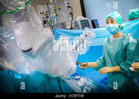 ROBOTER-ASSISTIERTE CHIRURGIE Stockfoto