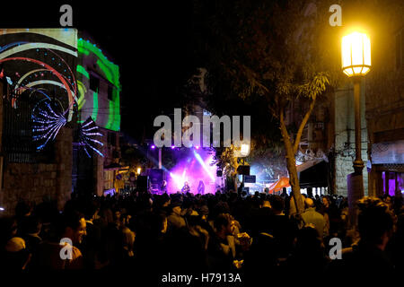Jerusalem, Israel 2. November 2016 - Menschen genießen kostenlose Musik-Leistung während der Indie-Stadtfest "die verfügt über musikalische Darbietungen in den Straßen, Bars und anderen Orten in der Innenstadt von Jerusalem Hervorhebung helle neue Flurnamen in der independent Musik-Szene Stockfoto