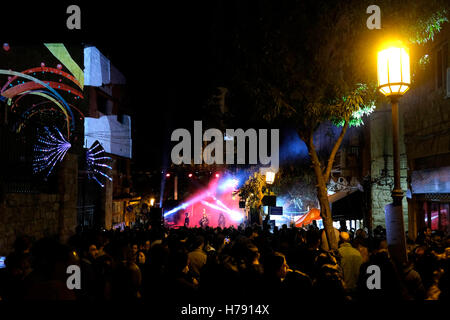 Jerusalem, Israel 2. November 2016 - Menschen genießen kostenlose Musik-Leistung während der Indie-Stadtfest "die verfügt über musikalische Darbietungen in den Straßen, Bars und anderen Orten in der Innenstadt von Jerusalem Hervorhebung helle neue Flurnamen in der independent Musik-Szene Stockfoto