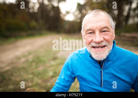 Senior-Läufer in der Natur. Man ruht, lächelnd. Hautnah. Stockfoto