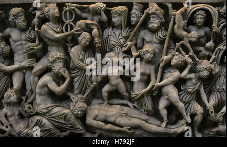 Sarcofagos mit der Schaffung des Mankid von Prometheus. Weißer Marmor, von Pozzuoli, Italien. 4. Jahrhundert n. Chr. Nationales Archäologisches Museum, Naples. Italien. Stockfoto