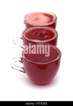 einzelnen Erdbeergelee Portionen in Glas Kaffeetassen, isoliert auf weißem Hintergrund Stockfoto