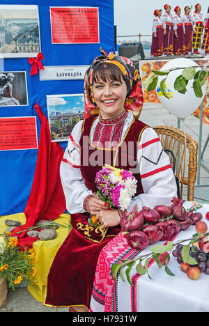 Dnepropetrovsk, Ukraine - 14. September 2013: Ukrainischen Volkskünstler zeigen Volkskunst Stockfoto