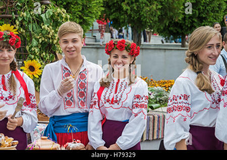 Dnepropetrovsk, Ukraine - 14. September 2013: Ukrainischen Volkskünstler zeigen Volkskunst Stockfoto