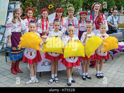 Dnepropetrovsk, Ukraine - 14. September 2013: Ukrainischen Volkskünstler zeigen Volkskunst Stockfoto