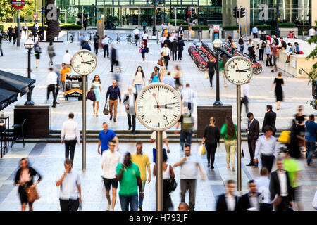 Geschäftsleute, die zu Fuß in Canary Wharf in Bewegung Stockfoto