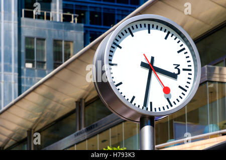 Öffentliche Uhr in Canary Wharf, Bankenviertel in London Stockfoto