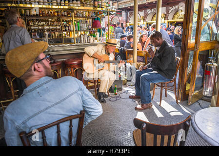 Soho London Bar Café Sommer, Blick auf ein Paar Blues-Musiker im Cafe Boheme in Old Compton Street, Soho, London, England, Großbritannien auftreten. Stockfoto