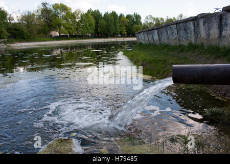 Wasser Durchfluss Haltestellen von der Kanalisation in den Fluss, See Stockfoto