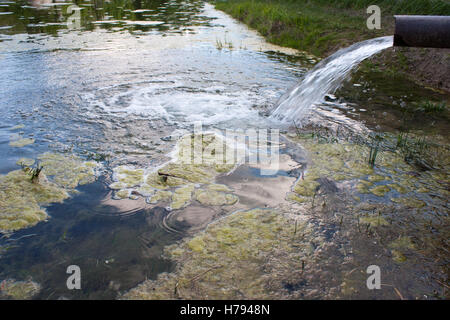 Wasser Durchfluss Haltestellen von der Kanalisation in den Fluss, See Stockfoto