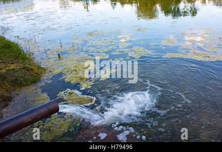 Wasser Durchfluss Haltestellen von der Kanalisation in den Fluss, See Stockfoto