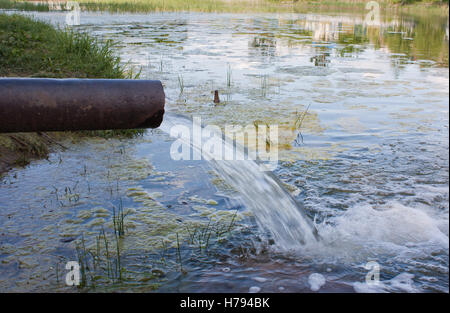 Wasser Durchfluss Haltestellen von der Kanalisation in den Fluss, See Stockfoto