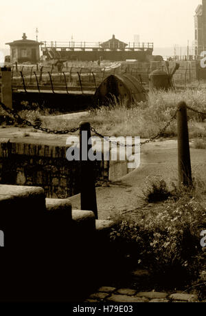 Steintreppen, Schleusen und die zwei Tor-Hütten, die Zugriff auf das Albert Dock Aktivieren von Jesse Hartley entworfen und im Jahre 1846 eröffnet. Fotografiert um 1976, bevor es renoviert wurde, nach der Toxteth Aufstände von 1981, Stadt Liverpool, Merseyside, Lancashire, England Stockfoto