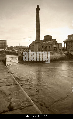 Canning halbe Tide Dock, mit dem Pump House (heute eine Kneipe), Teil des The Albert Docks von Jesse Hartley entworfen und im Jahre 1846 eröffnet. Fotografiert um 1976, bevor es renoviert wurde, nach der Toxteth Aufstände von 1981, Stadt Liverpool, Merseyside, Lancashire, England Stockfoto