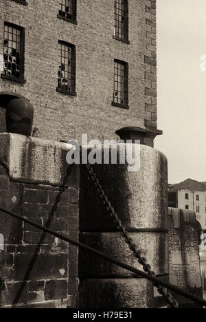 Das Albert Dock, entworfen von Jesse Hartley, wurde 1846 eröffnet, war das erste Bauwerk in Großbritannien aus Gusseisen, Ziegel und Stein gebaut und war das erste nicht-brennbaren Lagersystem in der Welt. Fotografiert um 1976, bevor es renoviert wurde, nach der Toxteth Aufstände von 1981, Stadt Liverpool, Merseyside, Lancashire, England Stockfoto