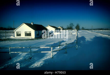 Bahnen von Blizzard von 1982, in denen ein starker Ostwind die Felder meist klar und verworfene Schnee bis zu einer Höhe von 2 Metern auf Nord - Süd Straßen verlassen dann unpassierbar bleiben gesperrt. Schuss ungefähr vier Meilen nördlich von Ratoath, County Meath, Irland. Stockfoto