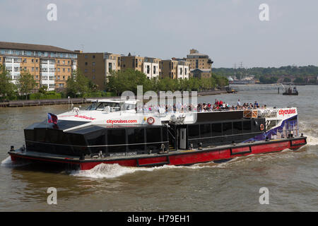 Millennium Diamond Passagier Boot auf der Themse Stockfoto